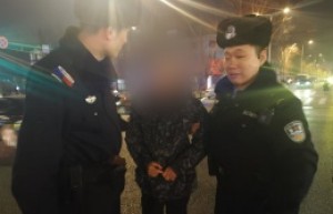 民警迅速救助摔倒老人获家属诚挚感谢